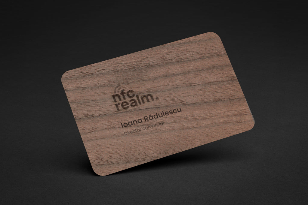 Card NFC din lemn de nuc, gravat cu logo-ul firmei și numele angajatului