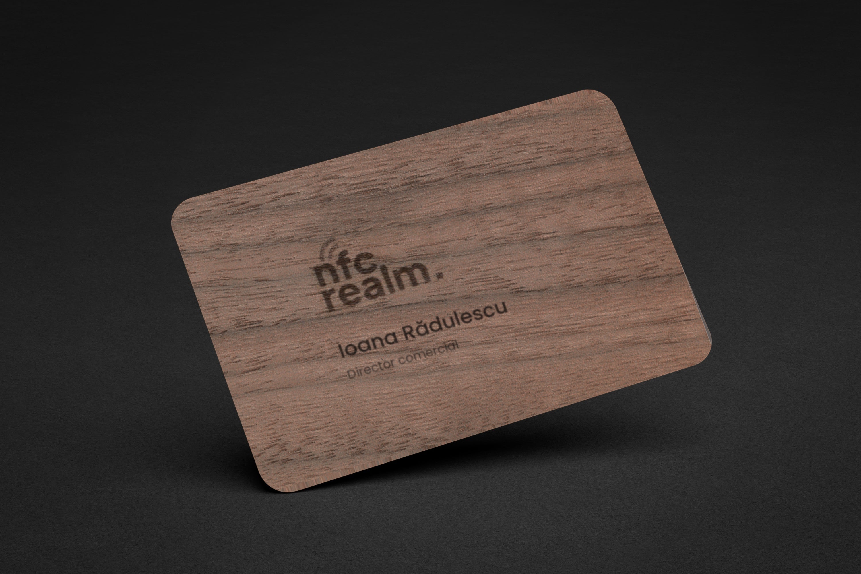 Card NFC din lemn de nuc, gravat cu logo-ul firmei și numele angajatului