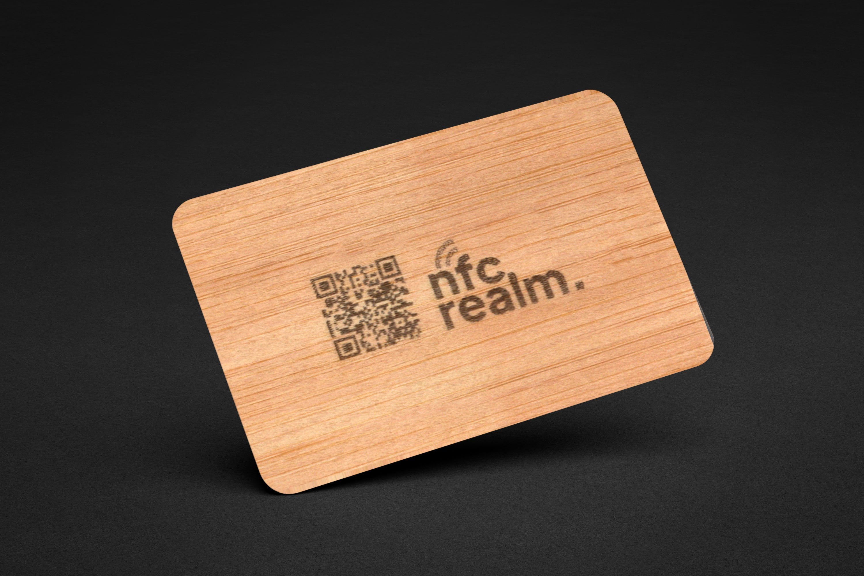 Card de vizită NFC din bambus, gravat cu logo-ul NFC Realm și cod QR