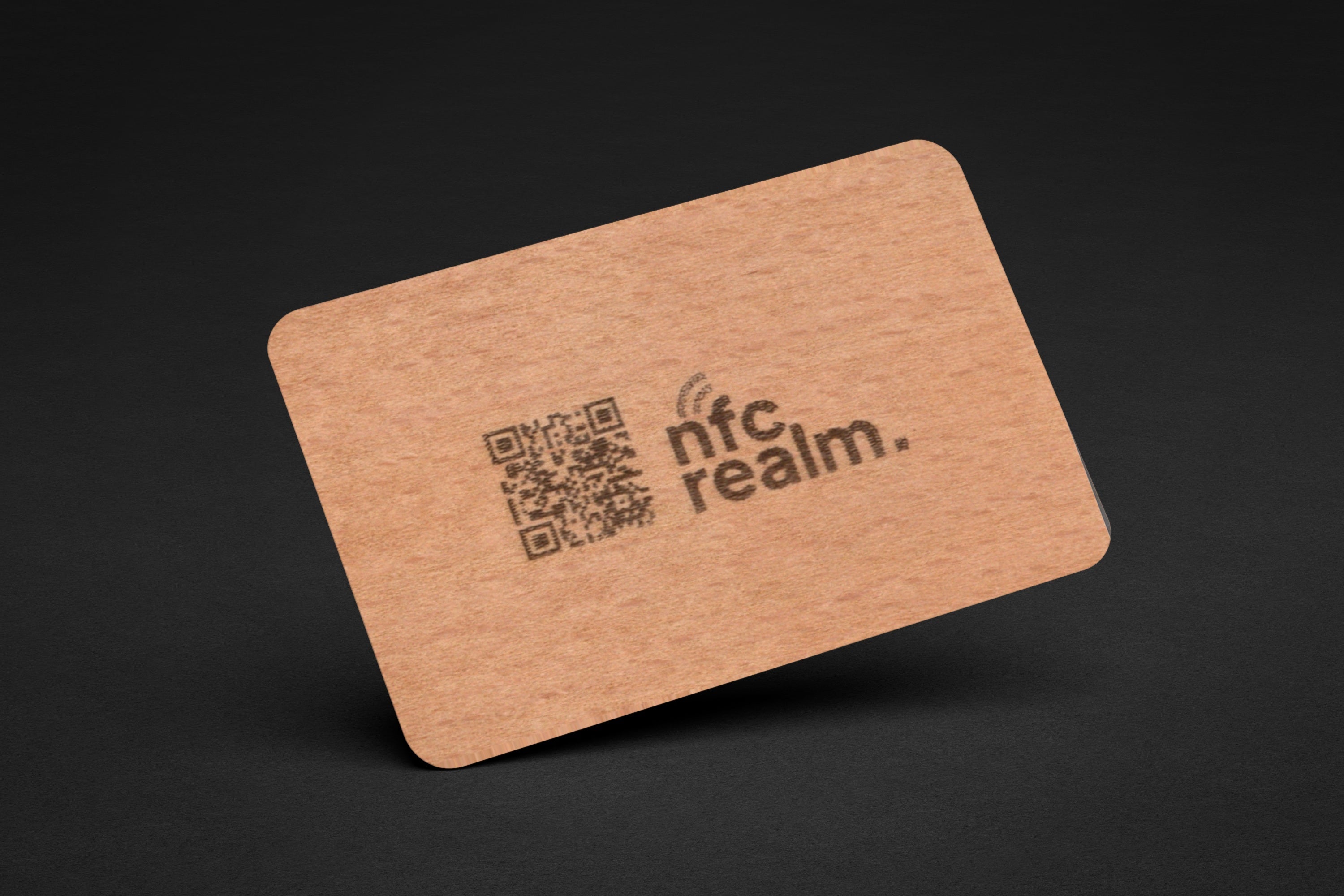 Card de vizită NFC din lemn de fag, gravat cu logo-ul NFC Realm și cod QR