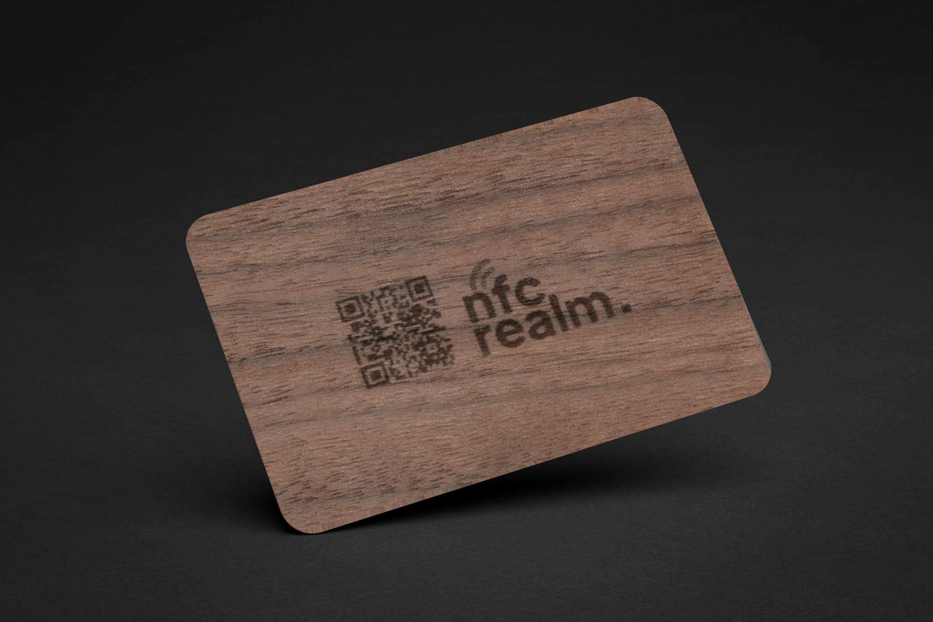 Card de vizită NFC din lemn de nuc, gravat cu logo-ul NFC Realm și cod QR