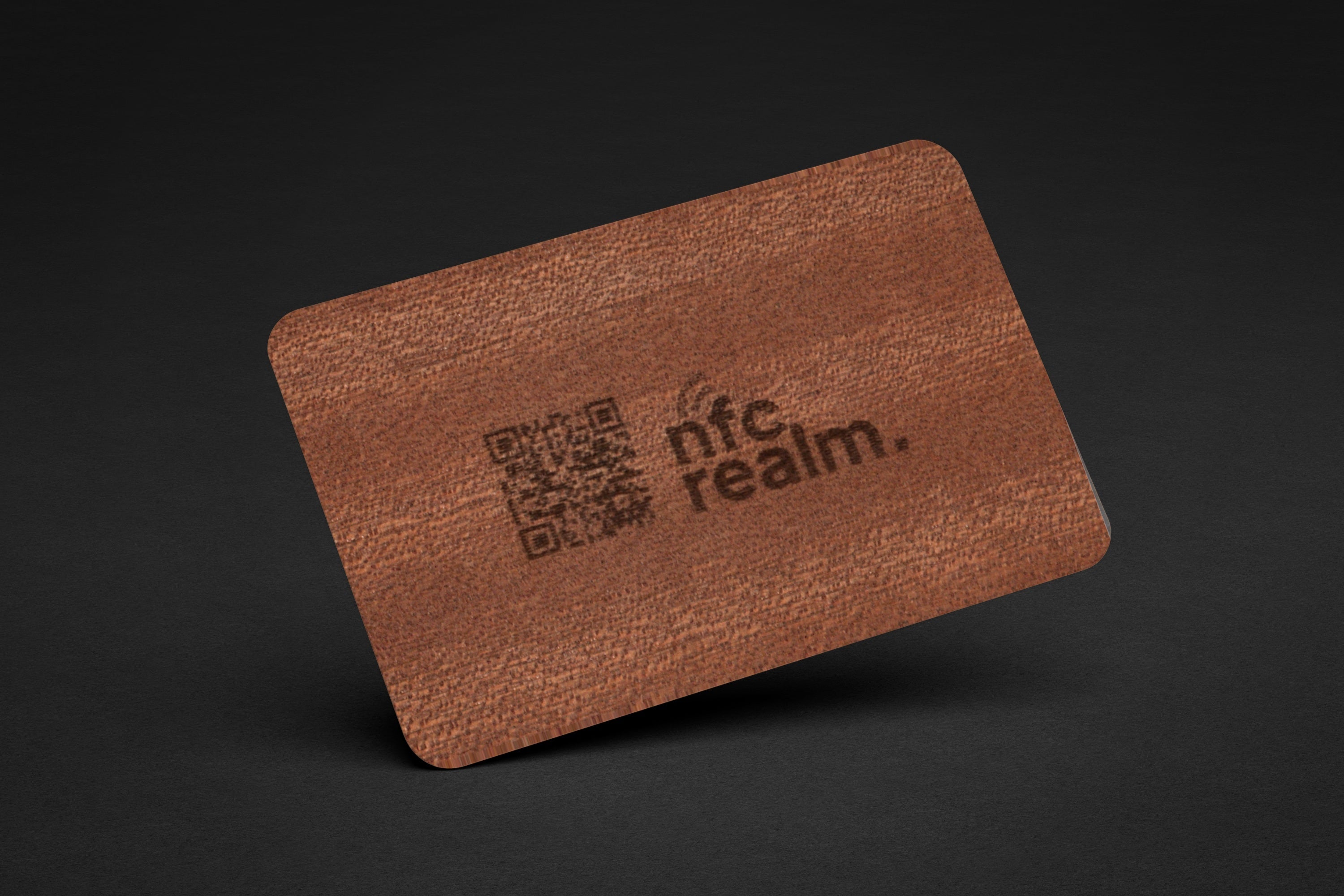 Card de vizită NFC din lemn de sapele, gravat cu logo-ul NFC Realm și cod QR