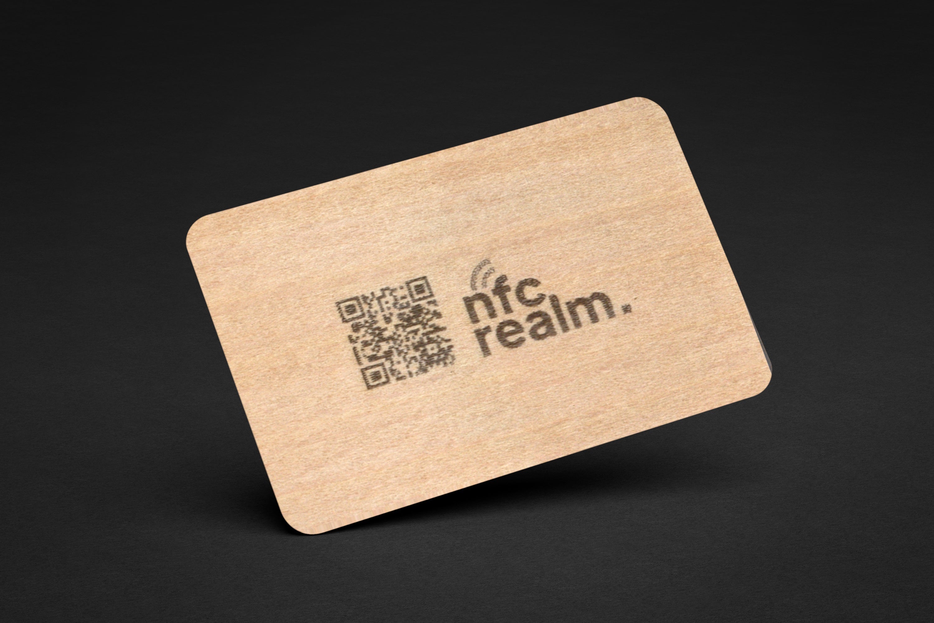 Card de vizită NFC din lemn de tei, gravat cu logo-ul NFC Realm și cod QR